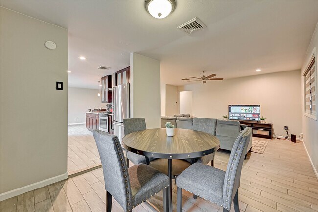 Building Photo - 6119 Reamer St