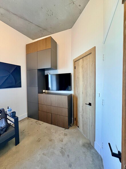 Building Photo - 10 SW South River Dr