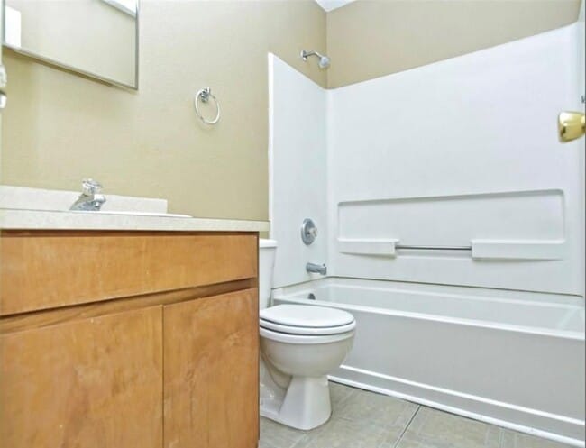 Building Photo - 554 E Cedar St