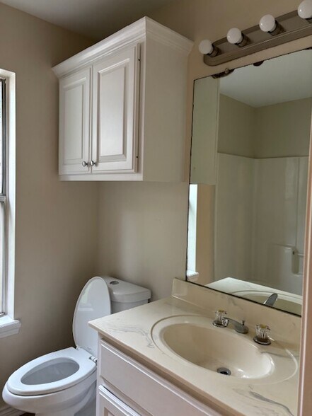 Building Photo - 454 S Mahon Ave