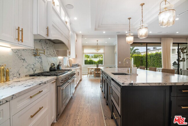 Building Photo - 418 N Poinsettia Pl