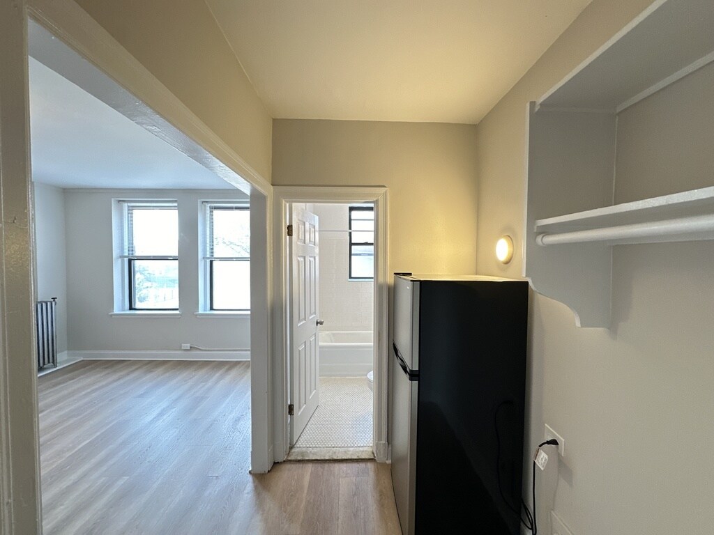 Building Photo - 3335 W Diversey Ave