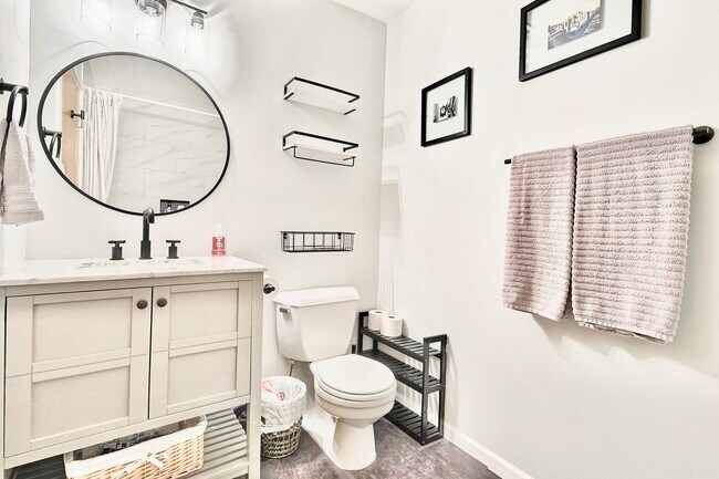 Full bathroom - 6 S Laflin St
