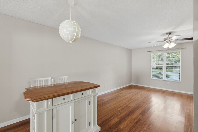 Building Photo - Quiet neighborhood, Centrally located, 3 bedroom 2 bath home in NW