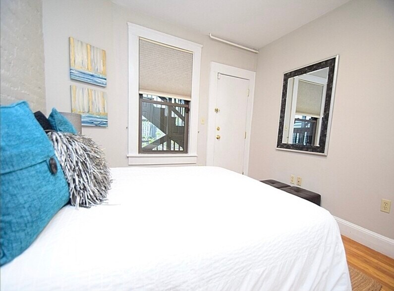 Building Photo - 188 Boylston St