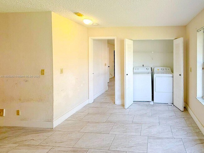 Building Photo - 3440 Pinewalk Dr N
