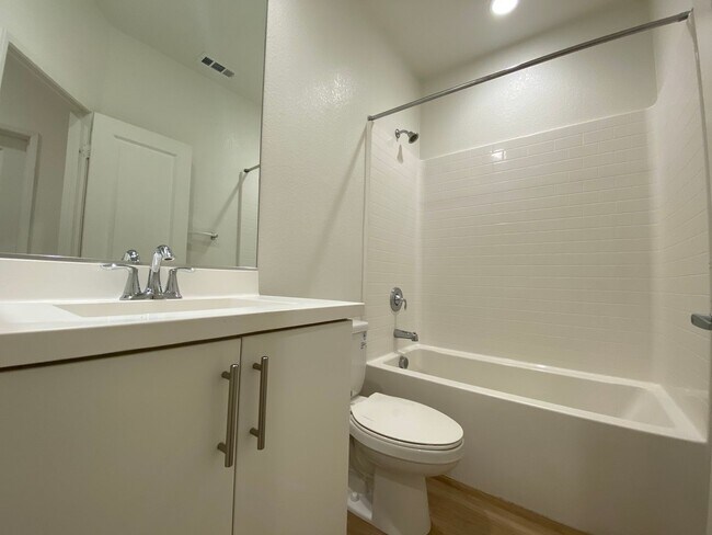 Building Photo - 3 bed, 3.5bath wihtin The Pacific Ridge Community in Oceanside