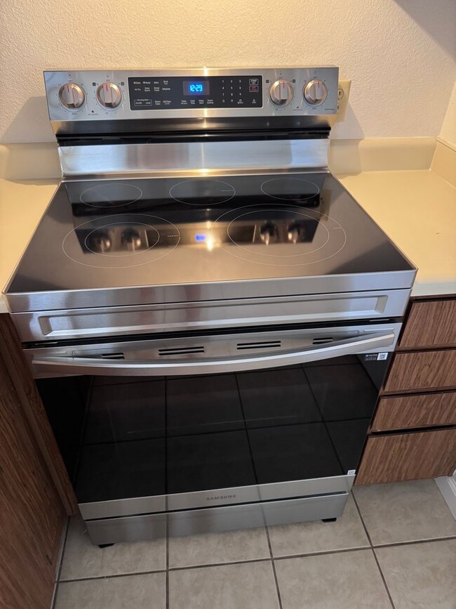 Building Photo - 2 bedroom, 1.5 baths, Boulder Hills condo