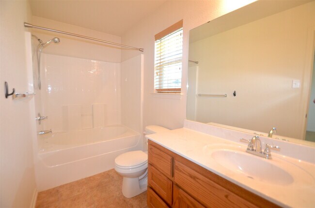 Building Photo - GREAT 3 BED/2 BATH HOME IN SKYLINE RIDGE- ...