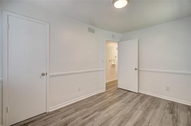 Building Photo - 817 Stahl Dr
