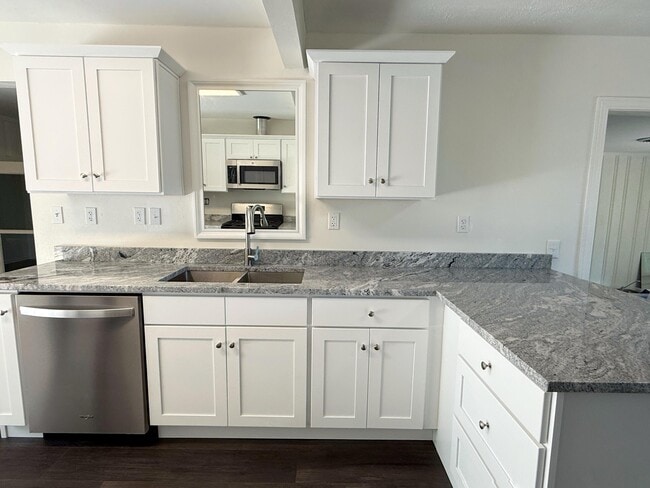 Building Photo - 244 Greenbrier Dr NE