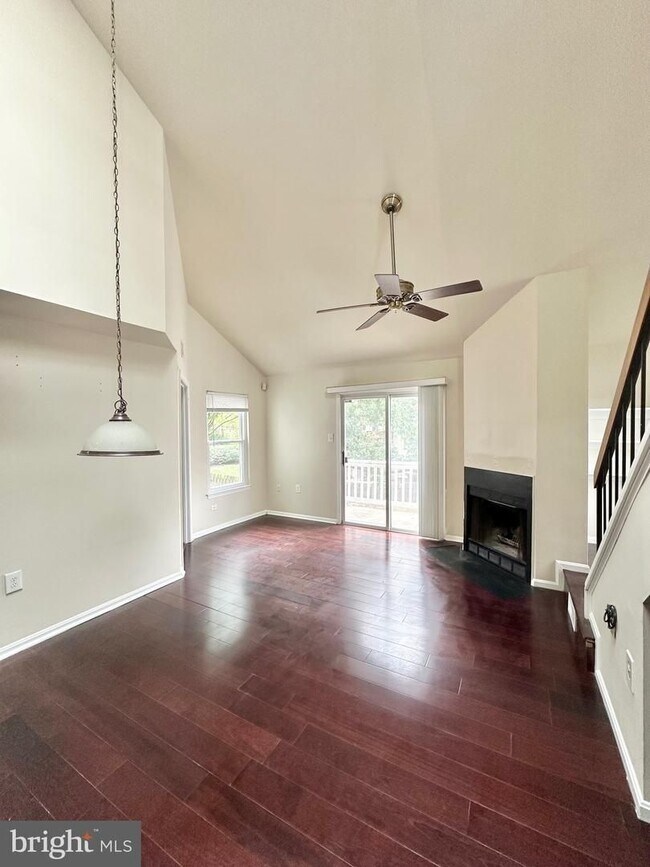 Building Photo - Lovely 2 level condo