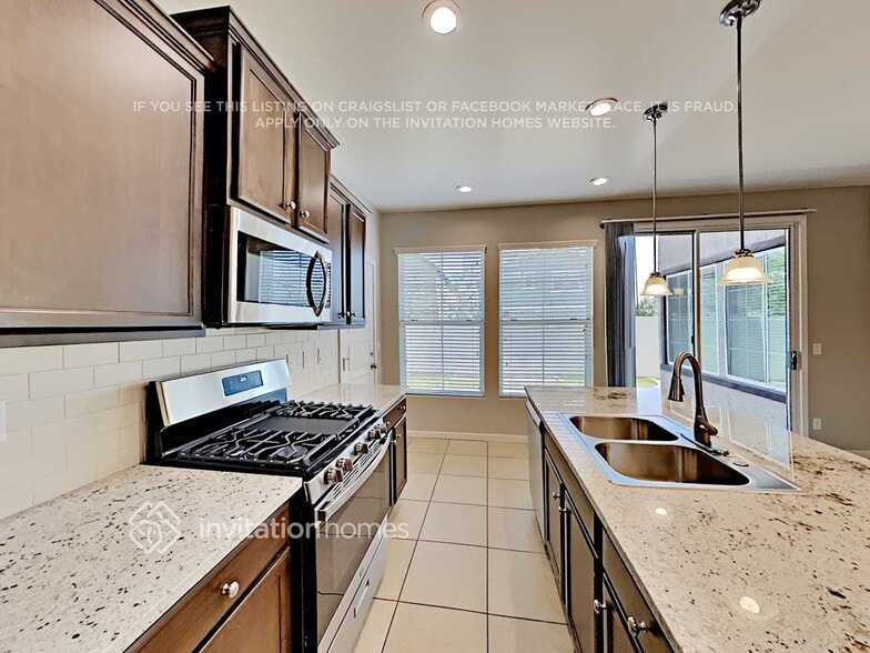 Building Photo - 2713 S Valle Verde