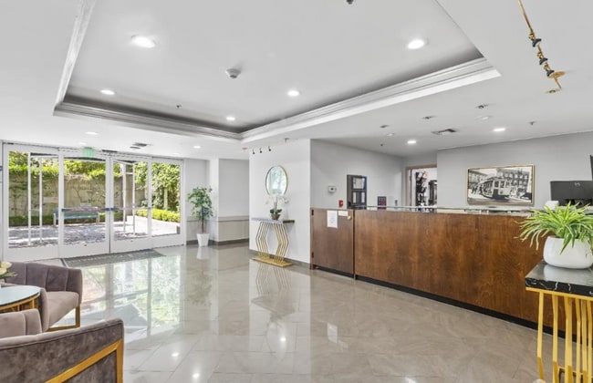 Building Photo - Luxury Corner 1BR/1BA Condo with Deck in t...