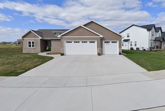 Building Photo - Large 3 Bedroom  Home