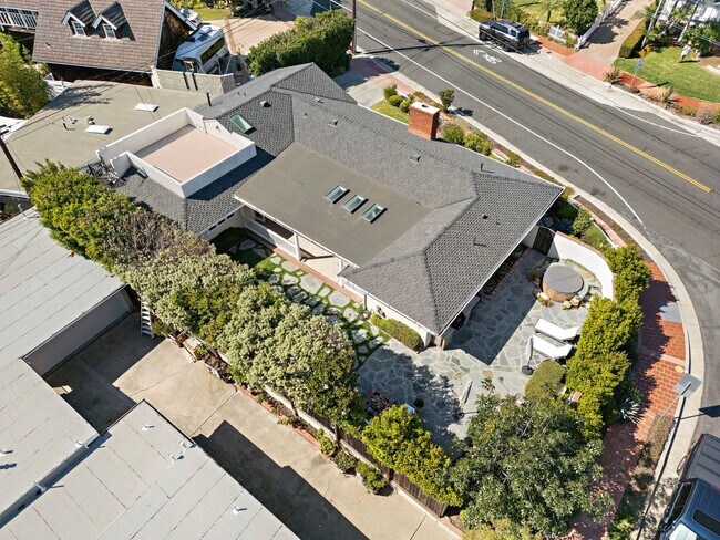 Building Photo - 806 S Ola Vista