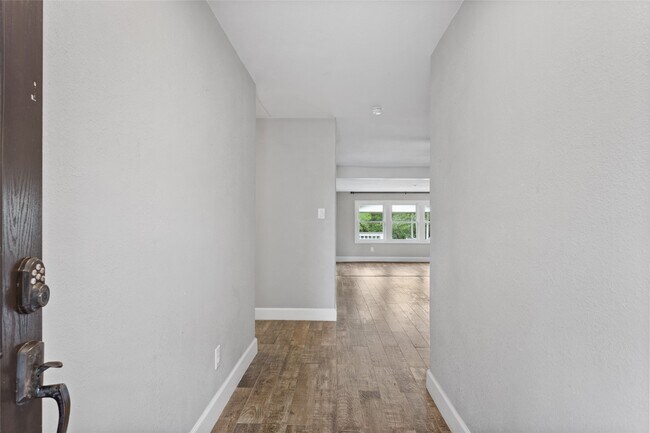 Building Photo - 3310 Oak Dr