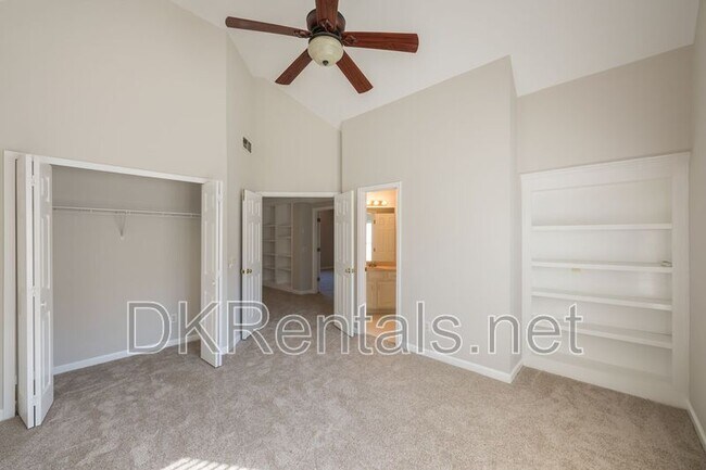 Building Photo - 841 Lakeglen Dr