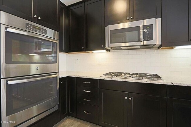 Building Photo - Stunning 3 bedroom plus Den with 2.5 bathrooms. Come, show & rent today!!!  End property!!!  Good...