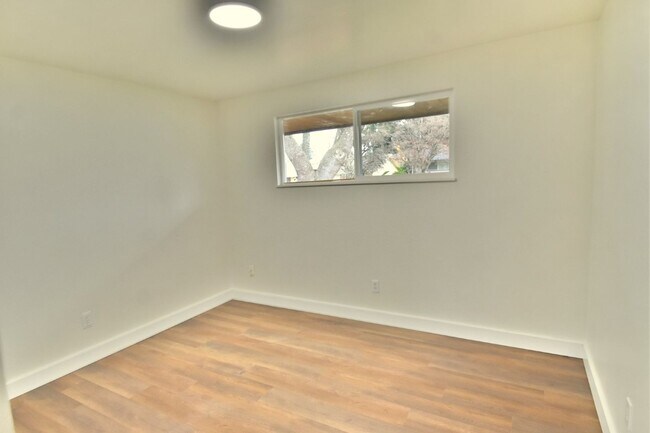 Building Photo - 3Bd/2Ba Everett House