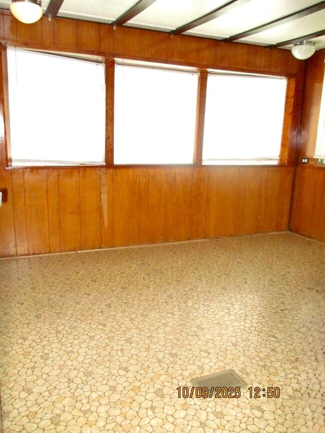 Building Photo - Charming 2-bedroom, 1-bathroom home locate...
