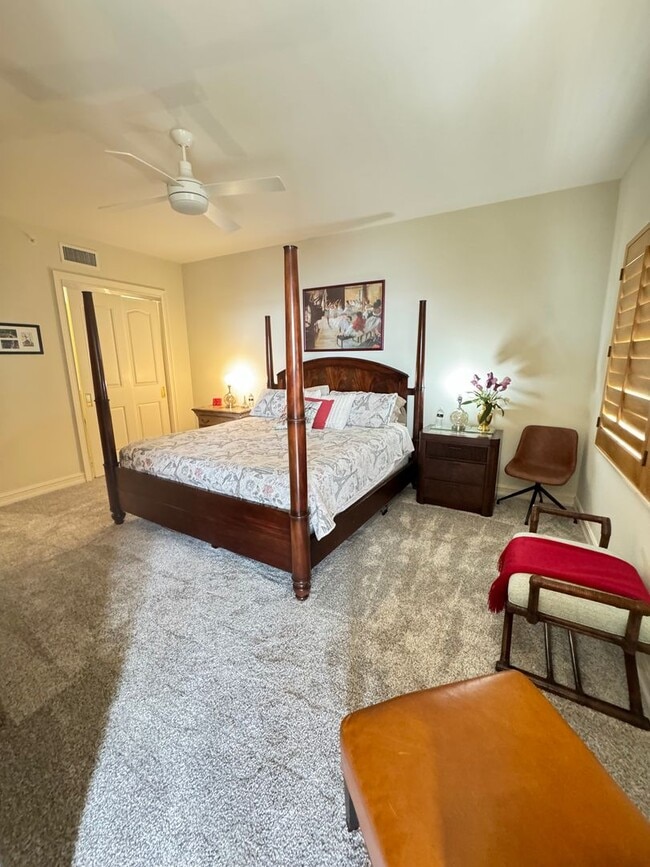 Building Photo - Seasonal/short term 3/2 renovated Ritz Carlton beauty with long water views