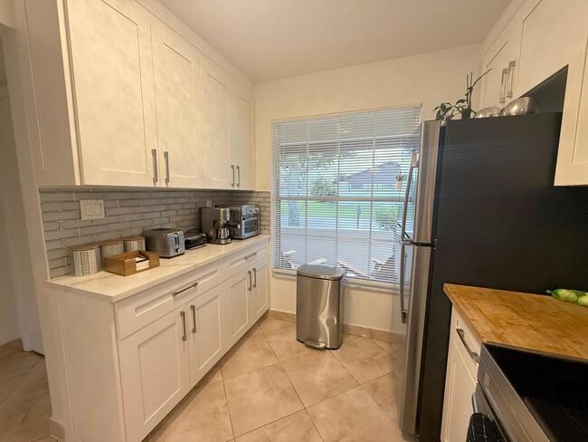 Building Photo - 15860 Laurel Oak Cir