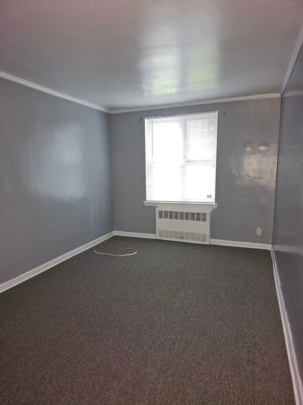 Building Photo - 855 E 55th St