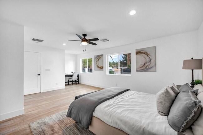 Building Photo - Meticulously renovated single-story contem...