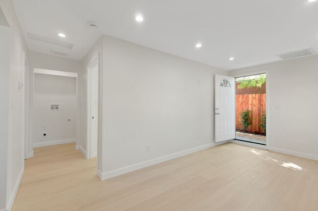 Building Photo - Private 1BD ADU Retreat with Spacious Private Rear Yard – Near CSUN