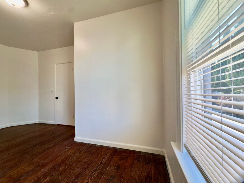 Building Photo - 711 32nd St