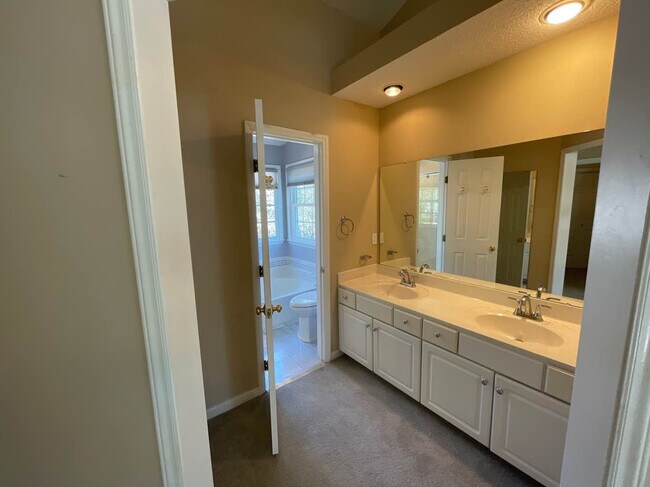 Building Photo - Room in House on Daingerfield Dr