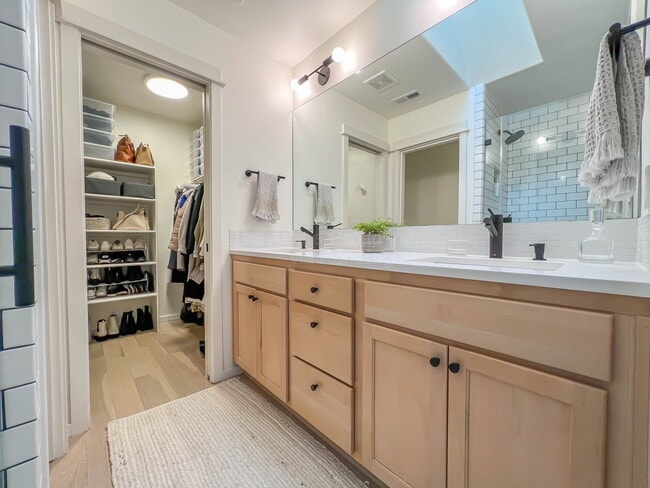 Building Photo - 7399 NE Stonewater St