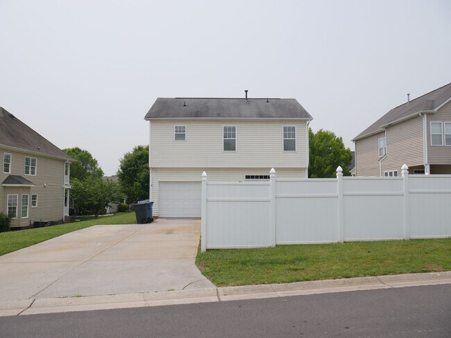 Building Photo - 220 Bridgewater Dr