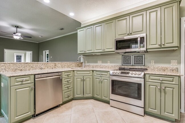 Building Photo - Great Home in the Tiger Point community of Champions Green!