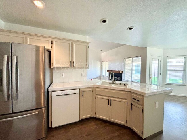 Building Photo - 736 Redwing Dr