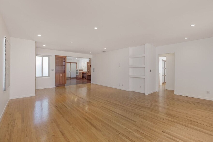 Building Photo - 709 Avenue D