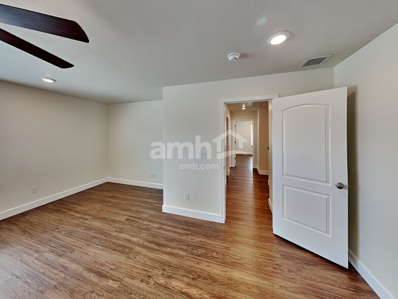 Building Photo - 983 W 850 S