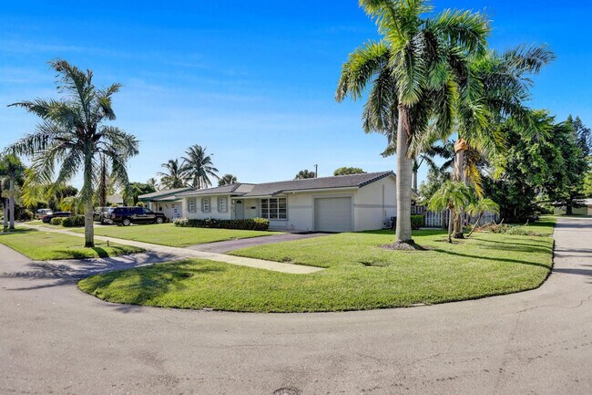 Building Photo - 2600 NE 52nd Ct