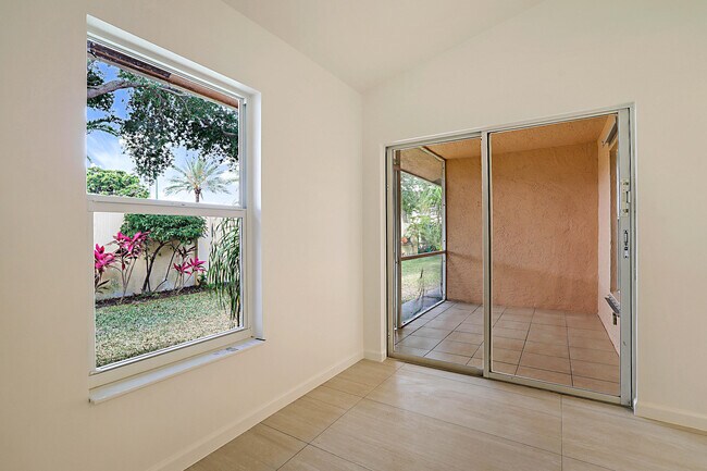 Building Photo - 320 NE 42nd St