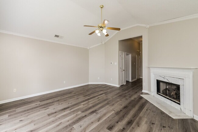 Building Photo - 490 Bruins Trce