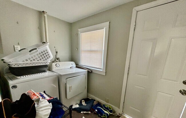 Building Photo - 5 Bedrooms for 2026-27 School Year