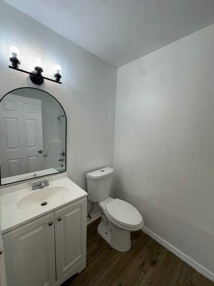 Building Photo - 7206 Glen Haven Dr