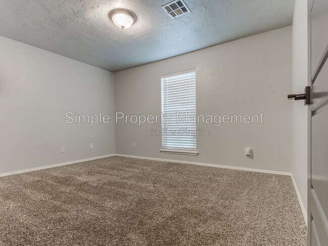 Building Photo - 2009 Oakcreek Dr