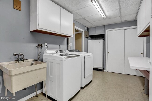 Building Photo - 2 Coldwater Ct