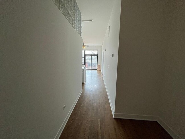 Building Photo - "Spacious 3-Bed, 2-Bath Gem in Chicago's Heart – 1205 Sq Ft of Modern Living!"