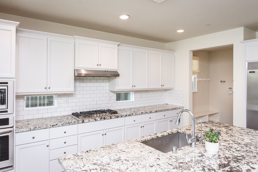 Building Photo - 4455 English Elm St