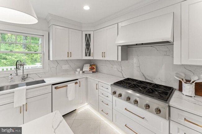 Building Photo - 5844 Bermuda Ct
