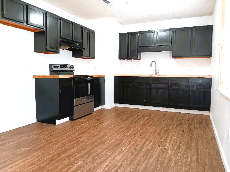 Building Photo - 252 Sanders Rd