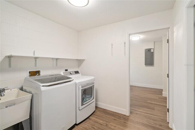 Building Photo - 2209 Banbury Ave